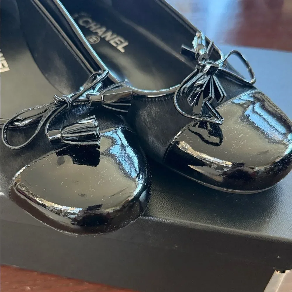 NEW CHANEL Black Flats with Logo Detail 38.5